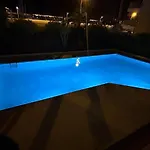 En Bord De Avec Piscine 아파트