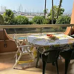 En Bord De Avec Piscine 아파트 멍똥