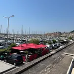 En Bord De Avec Piscine 아파트 멍똥