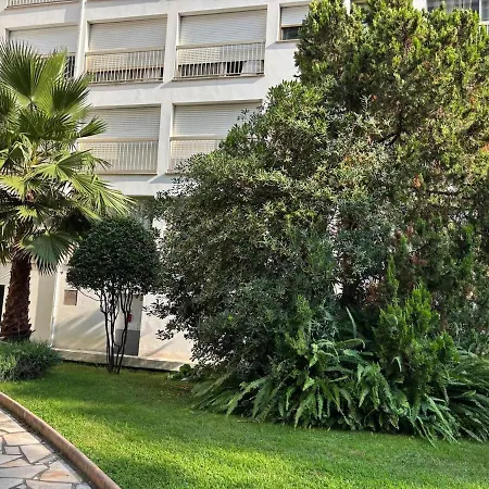 En Bord De Avec Piscine Menton