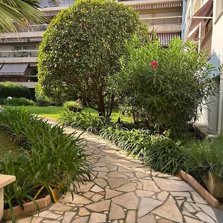 En Bord De Avec Piscine Menton